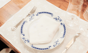 Cómo combinar vajilla, mantelería y cristalería