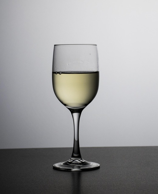 La copa para el vino blanco es ligeramente más pequeña y estrecha que la de vino tinto