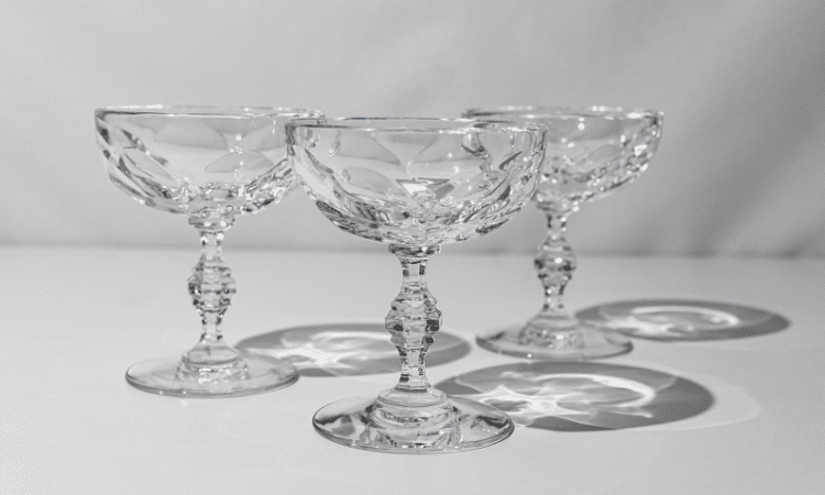 Copas de cristal de Bohemia reflejando la luz sobre una mesa de inspiración europea clásica.