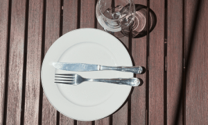 Mesa elegante decorada con cubiertos colocados según el lenguaje de los cubiertos y normas de protocolo en la mesa
