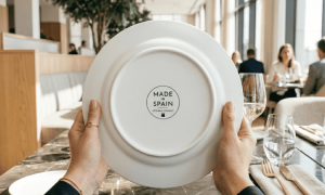 7 vajillas de autor made in Spain que convierten cualquier mesa en algo especial