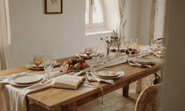 Mesa de comedor con decoración natural y vajilla artesanal inspirada en el estilo slow living.