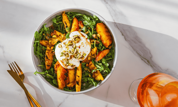 burrata con melocotones para una cena de verano
