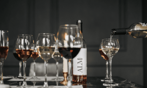 Copas de vino de diferentes formas sobre una mesa elegante