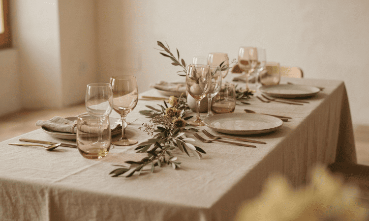 Mesa otoñal con cristalería ámbar, verde oliva y tonos piedra