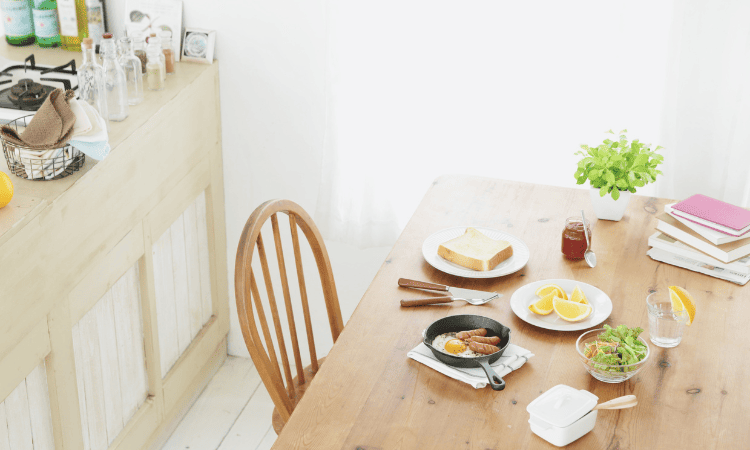 Mesa para una persona con desayuno y vajilla especial
