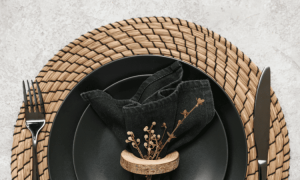 Cubertería negra, dorada y bronce: tres acabados para vestir la mesa