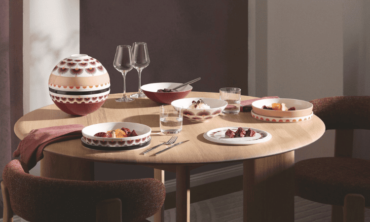 La Boule Kyoto abierta mostrando el servicio de mesa para dos personas fabricado en porcelana premium