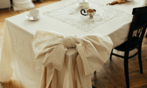 Mesa de comedor con mantel y caída de tela de longitud adecuada